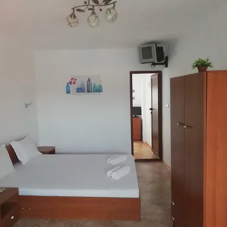 Kera Πανσιόν 2*